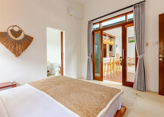 Villa Apatura Near Padang Padang *